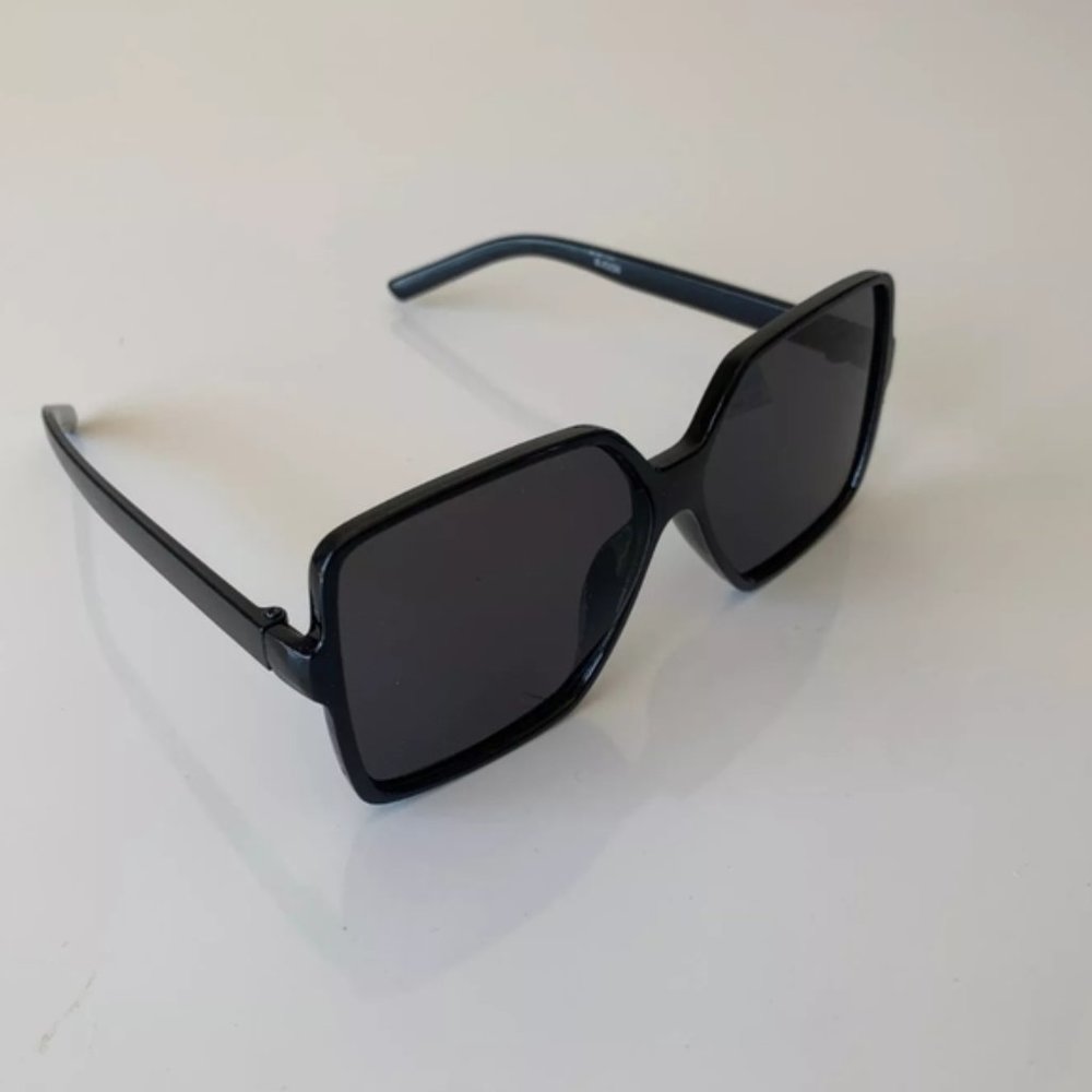 💎✨ Oversized Squared Sunglasses - Picture 4 of 10